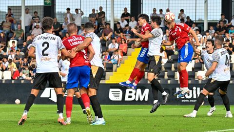 Los vascos forzaron el juego a�reo cuando m�s les costaba llegar al �rea de Vizoso