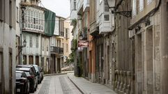 Tramo inicial de la calle Doctor Casares, con el centro de salud al fondo