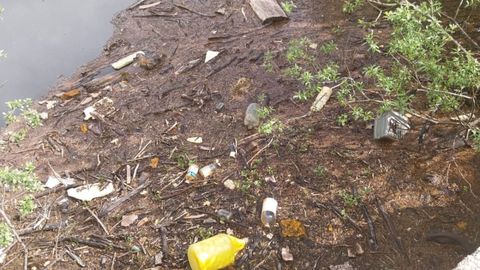 Basura en las inmediaciones del embalse de Somiedo