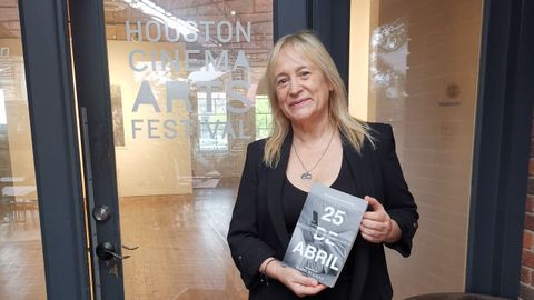 Isabel Bugallo, posa con su libro �25 de abril�