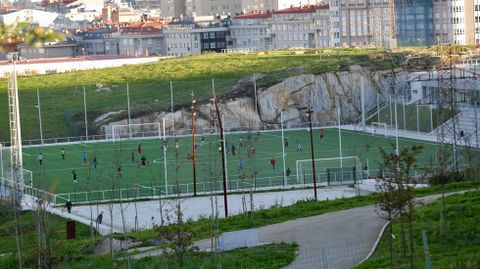 Ni�os y j�venes entrenando en los campos de f�tbol De San Pedro de Visma