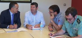 Subdelegado del Gobierno en Lugo, alcalde de Burela y miembros de las fuerzas de seguridad, ayer.