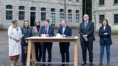 Imagen de Abel Caballero y David Regades firmando el convenio de la ETEA