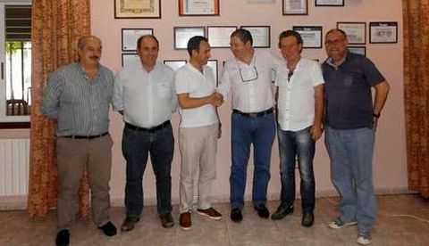 Alejandro Estvez saluda al presidente del club luso en compaa de sus respectivos colaboradores.