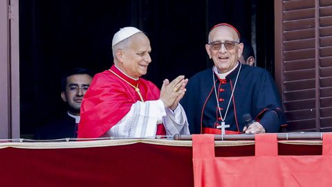 El papa Le�n XIV saluda desde el balc�n del Palacio Episcopal junto al arzobispo de Barcelona, Juan Jos� Omella.