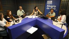 Trabajadores�y usuarios de Alborada en los estudios de Radio Voz en Vigo.