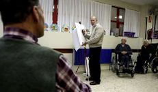 El caricaturista y colaborador de La Voz Siro L�pez particip� ayer en un taller en el centro de mayores Geriatros de Laraxe, en Cabanas, donde hizo dibujos humor�sticos.