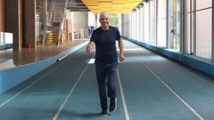 El catedrtico Carlos Lago, director en funciones del Incide, en la pista de la Facultade de Ciencias da Educacin e do Deporte del campus de Pontevedra