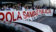 Los sindicatos del Chuvi se manifestaron ayer y criticaron que el conselleiro �solo dialoga con los jefes de servicio�. 