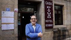 Pepe, frente a su hotel, Pituxo, en O Carballi�o