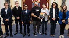 lex y Mar, en el centro, con el premio del Tapate, junto al alcalde y otros miembros de la corporacin local