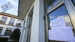 Carteles a la entrada del ayuntamiento que informan de las restricciones en la atenci�n presencial