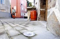 En la imagen en primer plano, cebo antitermitas colocado en el suelo en el barrio de Triana.