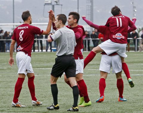 Los granates celebran el �nico gol de Carnero en Baltar de Arriba en el derbi ante el Sanxenxo. 