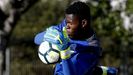 Francis bloca un bal�n durante un entrenamiento del Deportivo en Abegondo