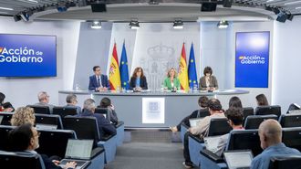 La ministra de Sanidad, Mnica Garca, segunda por la izquierda, durante su comparecencia tras el Consejo de Ministros. 