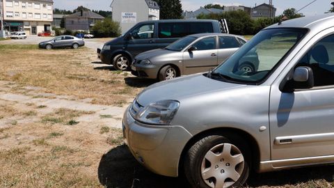 Coches estacionados en el aparcamiento stiuado entre la avenida da Coruña y las calles Terra Chá y Boa Veciña