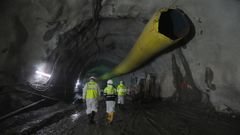 Un tubo ayuda a evacuar los gases en el interior de la galer�a 2 del t�nel largo.