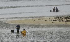 Los mariscadores faenaron en la ma�ana de ayer, bajo la lluvia, en la r�a de O Burgo. 