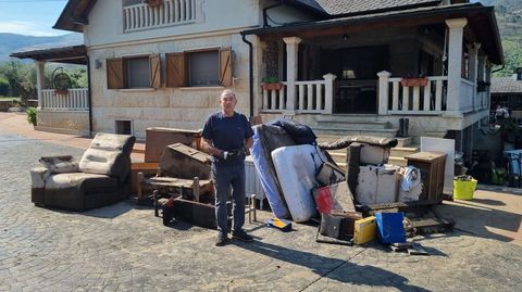 Manuel López, con los enseres que tenía en el bajo de su casa y que irán a la basura.