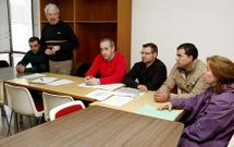 Manuel Pose, ganadero de Cabana; Ram�n Saleta (de pie); Juan Garc�a; Jos� Rial, horticultor de Agualada, Rafael Amarelle, productor de leche de Coristanco, y Dolores Rodr�guez, horticultora de Valenza.