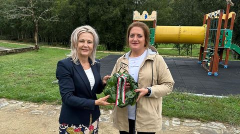 La edila Lidia Lpez recibi a la embajadora de Hungra en Espaa, Katalin Tth, quien realiz una ofrenda floral en las inmediaciones del Camino a su paso por Sigeiro y un homenaje a Jnos Zdori.