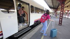 Llegada a la estaci�n de Ferrol del tren procedente de A Coru�a