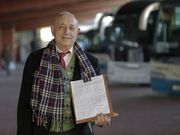 Antonio Ferreiro muestra parte de las firmas recogidas. 
