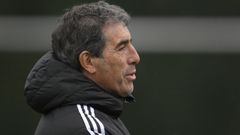 El entrenador del Real Oviedo, Guillermo Almada, durante el entrenamiento que el equipo ha realizado este viernes en Oviedo