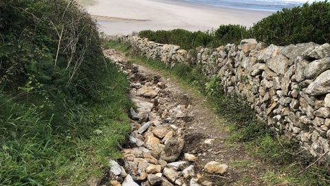 De Laxe a Soesto. La pista que llega a la playa laxense se encuentra en tal mal estado en algunos tramos que est casi inutilizada incluso para los peatones. Las torrenteras del invierno han abierto grandes surcos que sera preciso paliar con una mezcla de tierra y piedras para poder facilitar el uso de la va por parte de los senderistas, de cara a la temporada veraniega. 