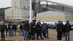 Personal de Alcoa San Cibrao, a las puertas de la f�brica