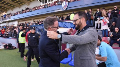 Anquela y Bordal�s se saludan en el Huesca-Getafe de Liga