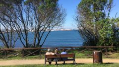 oleiros.Vecinos contemplando el mar en el paseo pegado a la costa en Santa Cruz, Oleiros