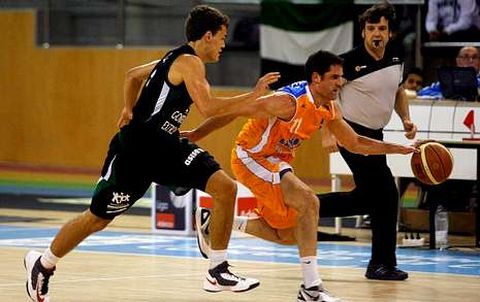 Xavi L�pez avanza con el bal�n durante el encuentro disputado ayer en el Palacio.