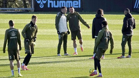 Iago Aspas apunta al banquillo tras jugar con el Celta ante el Abacete el mi�rcoles.