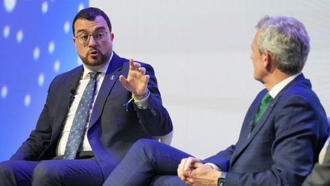 El presidente del Principado de Asturias, Adri�n Barb�n (i), y el presidente de la Xunta de Galicia, Alfonso Rueda (d)