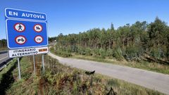Tramo de la autov�a de la Costa da Morte a la altura de A Pedra, donde ir� emplazado el futuro pol�gono industrial de Cabana.