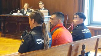 Borja Rial, acusado de quemar a su expareja, en el juicio celebrado en la Audiencia de Pontevedra en julio, con la fiscal del caso y el abogado de la acusaci&oacute;n al fondo de la imagen.