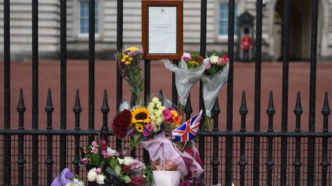En la puerta del palacio de Buckingham se colg� un anuncio oficial del fallecimiento de la reina Isabel II.