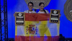 Lorena Perezoto e Isabel Robles tras su �xito en la primera jornada.