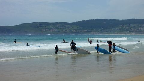 Escolares de 4� de Primaria de Valdovi�o participaron el lunes en una sesi�n de surf en A Cristina.