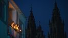 Un grupo de jvenes salen al balcn con velas en las inmediaciones de la catedral de Santiago.