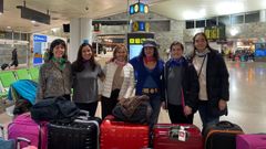 De izquierda a derecha, las sanitarias del Chuac Rosa Lpez Prez, Ftima Martnez Ords, Celsa Fernndez Blanco, Mnica Garca Cass, Namibia Sanluis Verdes y Mara Vilela Lozano, en Alvedro momentos antes de iniciar el viaje a Chiapas.