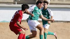 Jairo Campo, el goleador mari�ano, durante el partido de la pasada semana contra el San Tirso.