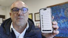 Agustín Pacheco, en su inmobiliaria de Pontevedra, mostrando los perfiles falsos que se crean con su fotografía.