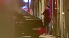 La madre del beb� ante el edificio en el que resid�an entre tonelada y media de basura