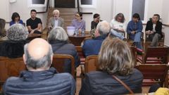 El abogado Carlos Abal (tercero por la izquierda) durante la asamblea del viernes