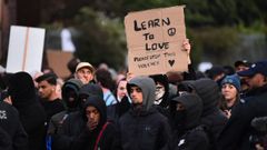 Al grito de paremos al fascismo miles de manifestantes se concentran en el Reino Unido