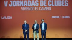 El director del �rea Celtista, David Gonz�lez, recogiendo el premio de la Liga al Celta.