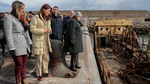 La ministra de Justicia, Pilar Llop (c), supervisa en el Puerto de Gijn este jueves los trabajos de reflotacin del buque Nehir